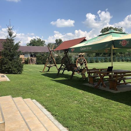 Bed and Breakfast Gyongyvirag Panzio Turia Экстерьер фото